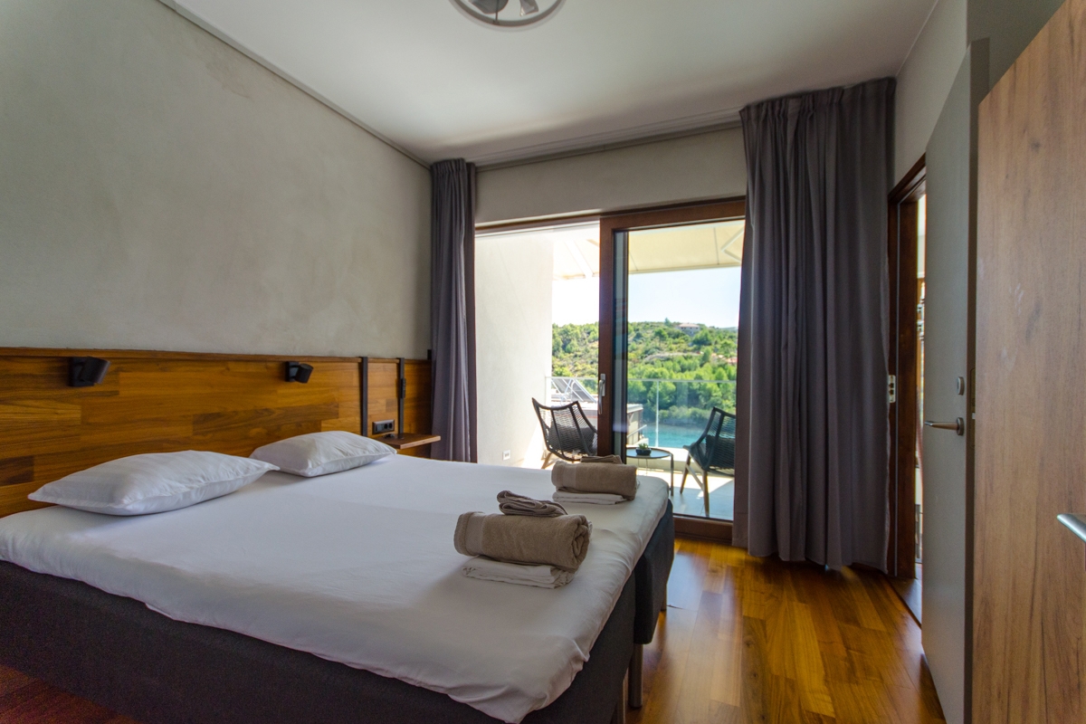 Villa di nuova costruzione con piscina e vista sul mare aperto