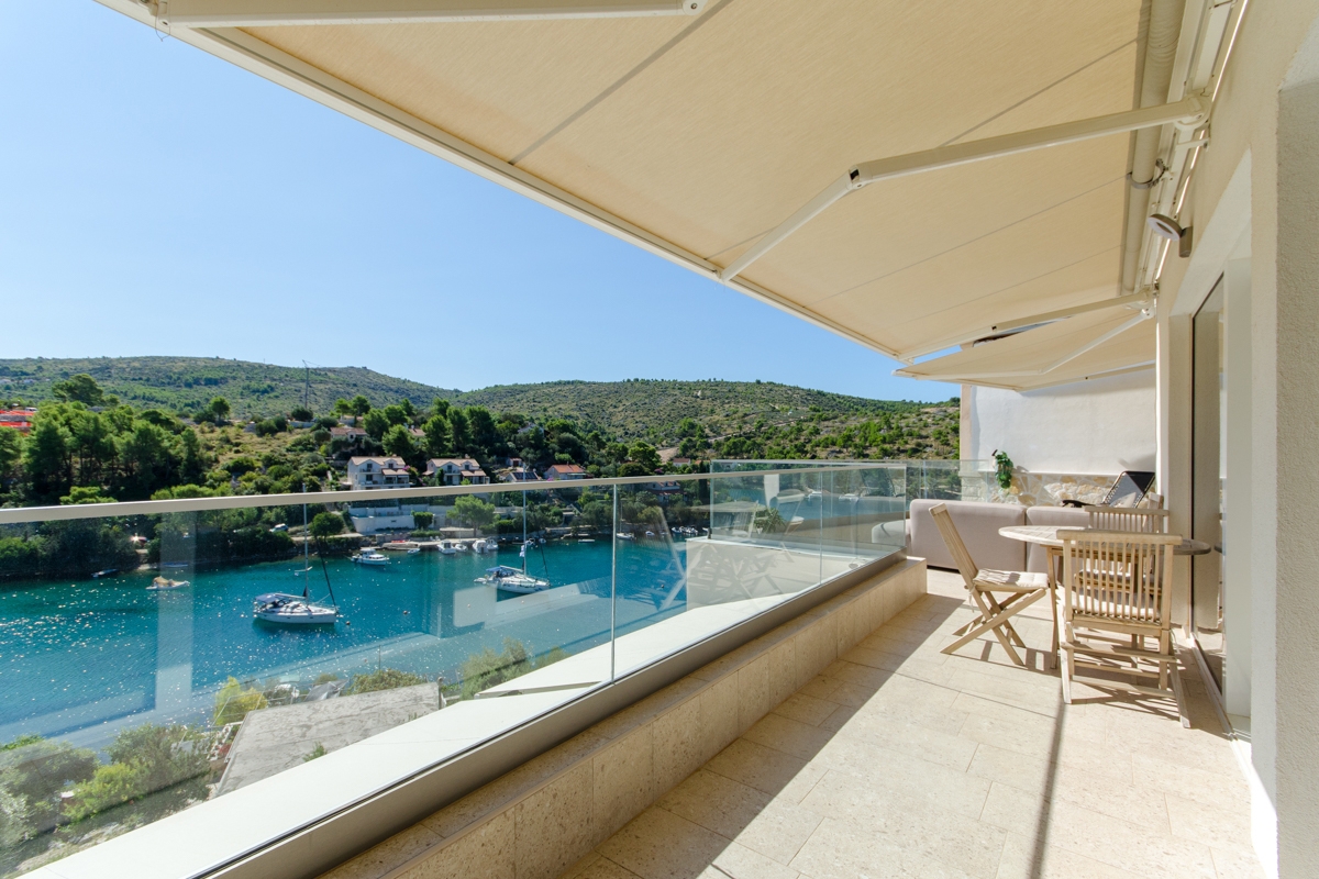 Villa di nuova costruzione con piscina e vista sul mare aperto