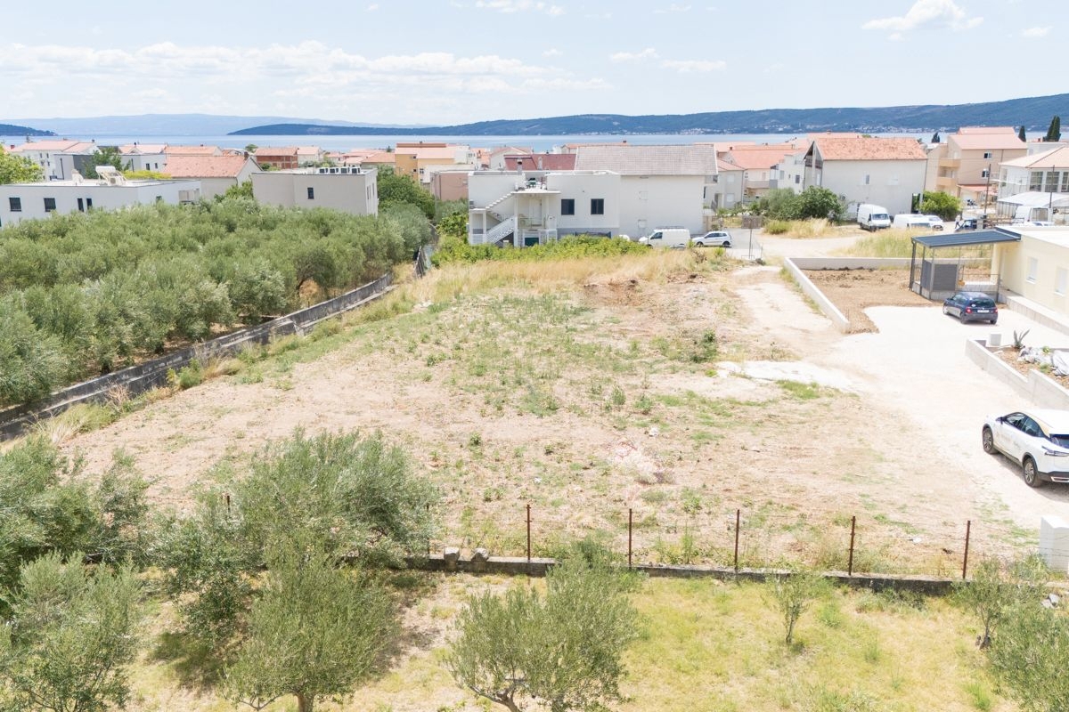 Ampio terreno con permesso di costruire