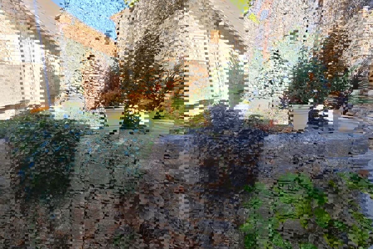 Due case in pietra da ristrutturare - centro città, vicino al mare