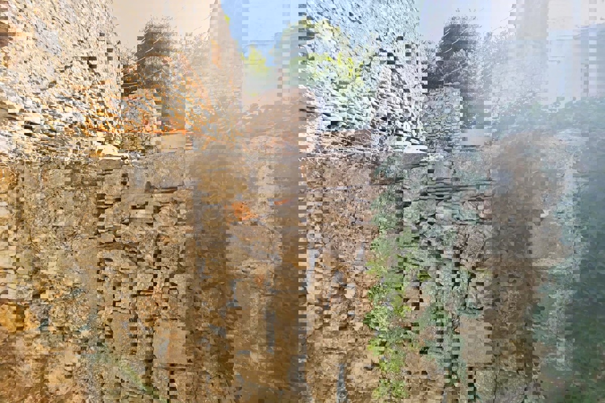 Due case in pietra da ristrutturare - centro città, vicino al mare