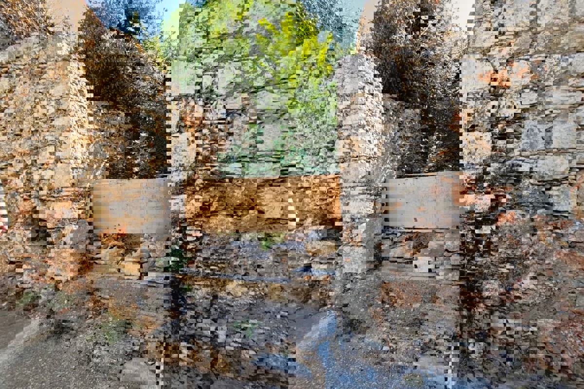 Due case in pietra da ristrutturare - centro città, vicino al mare