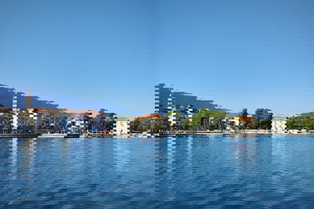 Due case in pietra da ristrutturare - centro città, vicino al mare