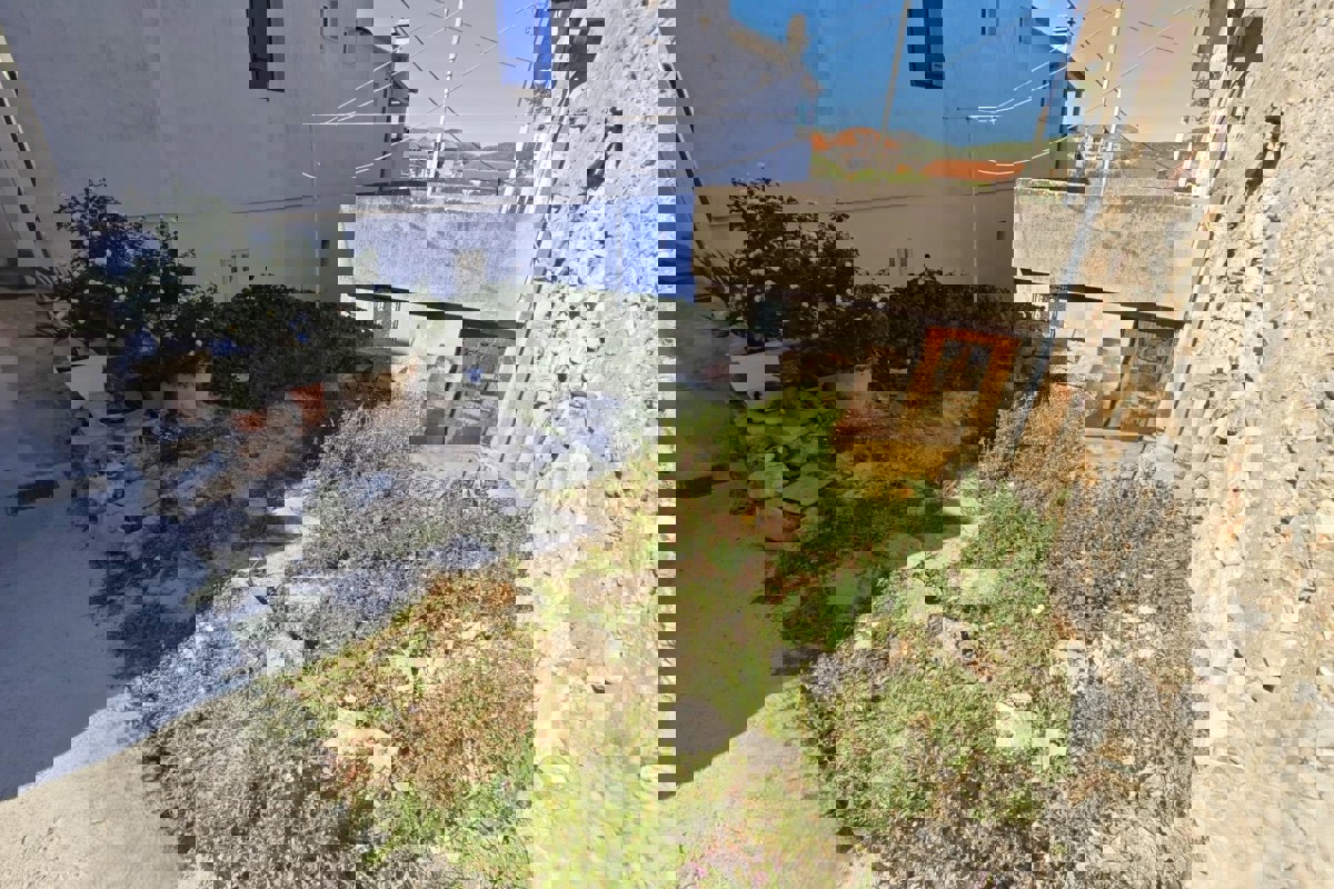 Due case in pietra da ristrutturare - centro città, vicino al mare