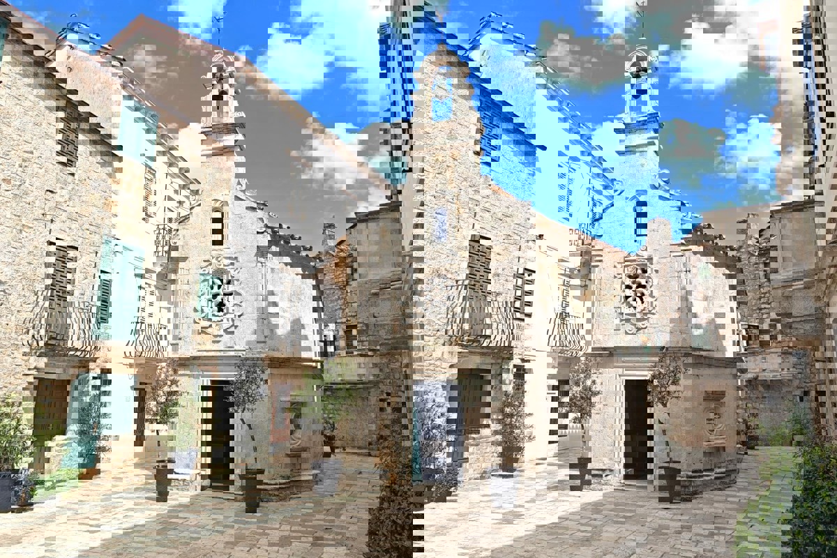 Due case in pietra da ristrutturare - centro città, vicino al mare