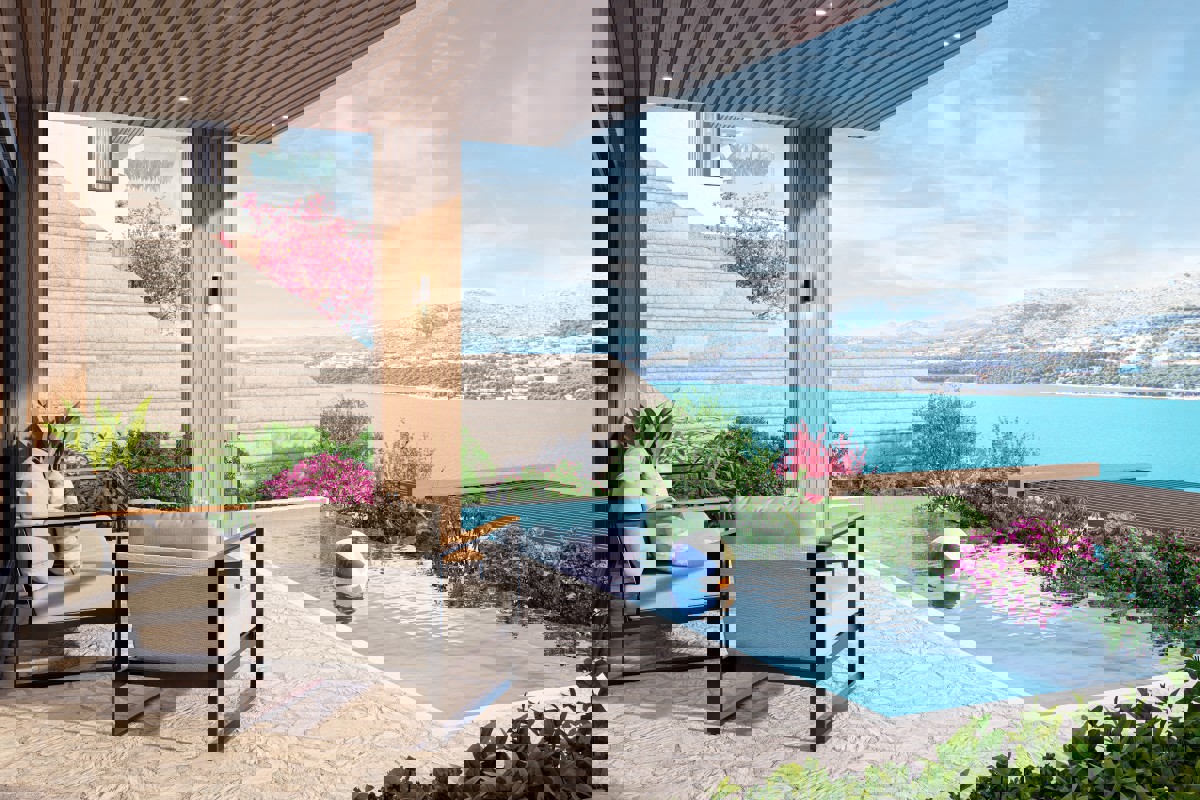 Uno splendido appartamento duplex in prima fila sul mare con piscina privata