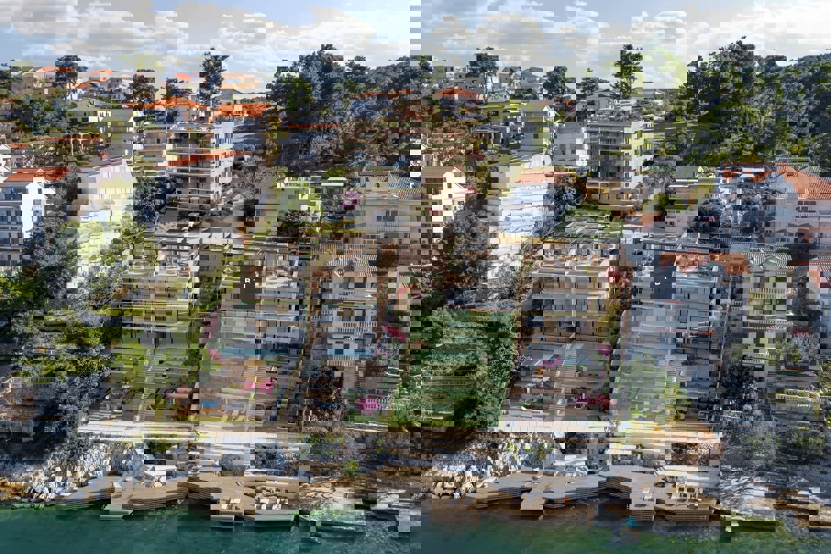 Uno splendido appartamento duplex in prima fila sul mare con piscina privata