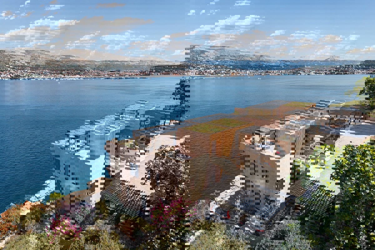 Uno splendido appartamento duplex in prima fila sul mare con piscina privata