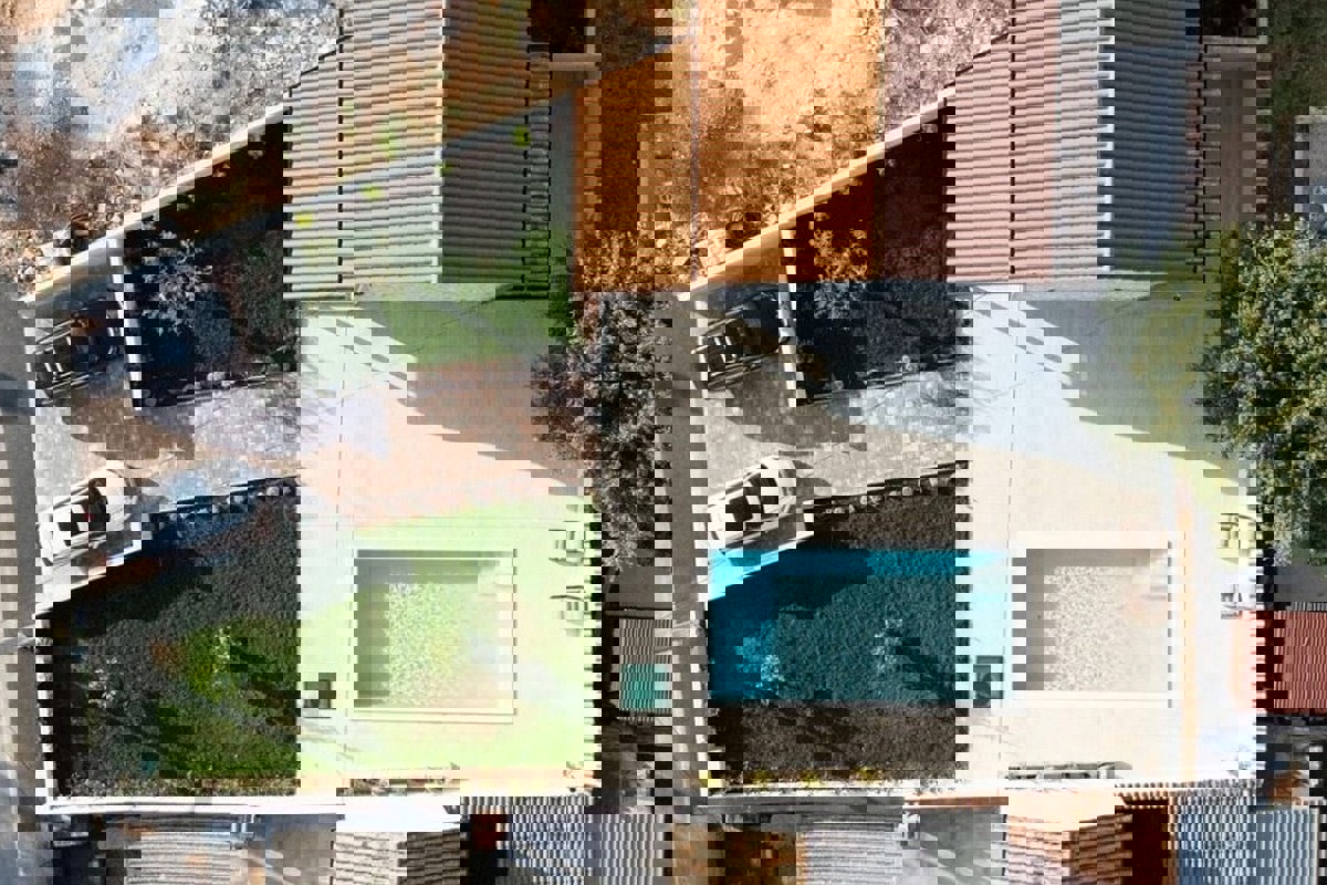 Autentica casa in pietra con piscina