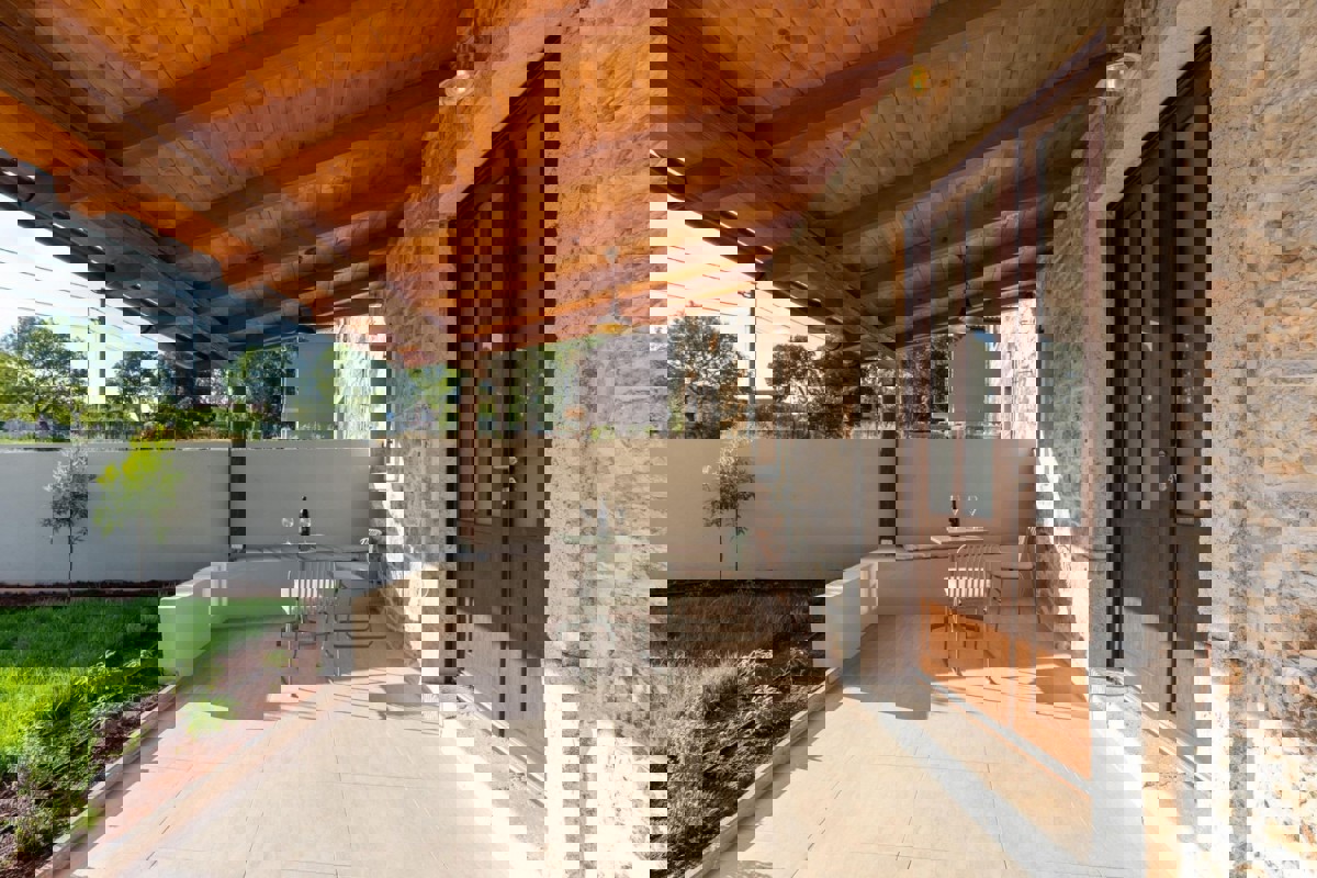 Autentica casa in pietra con piscina