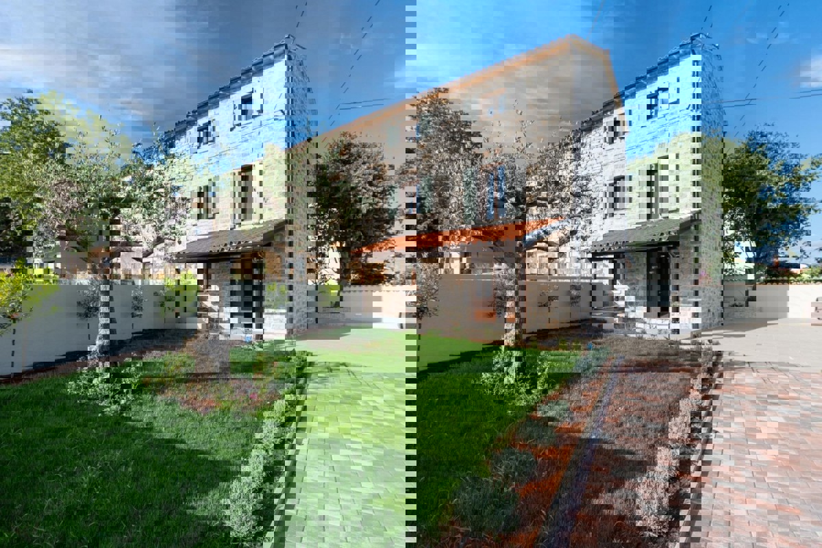 Autentica casa in pietra con piscina