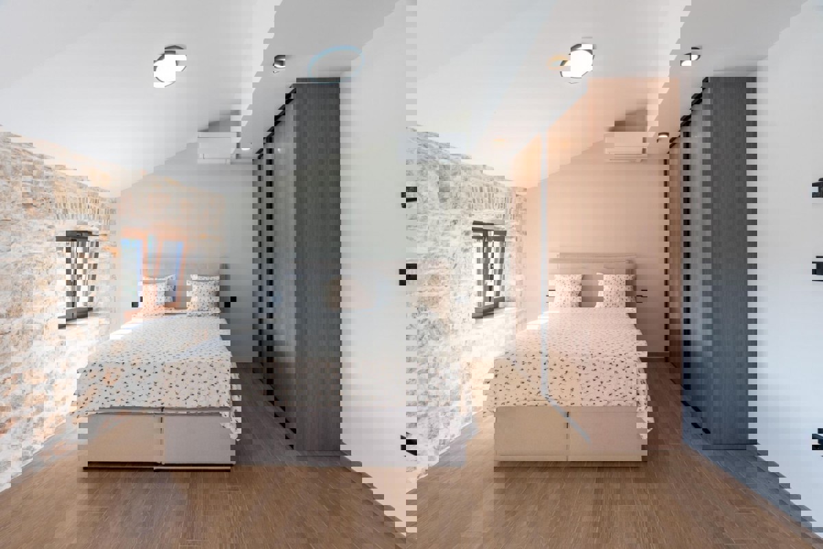 Autentica casa in pietra con piscina