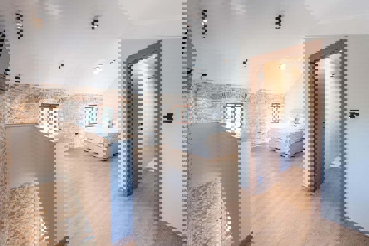 Autentica casa in pietra con piscina