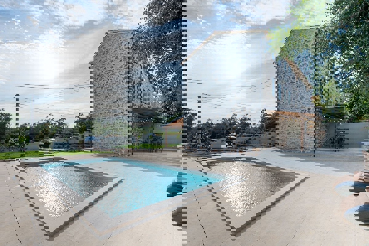 Autentica casa in pietra con piscina