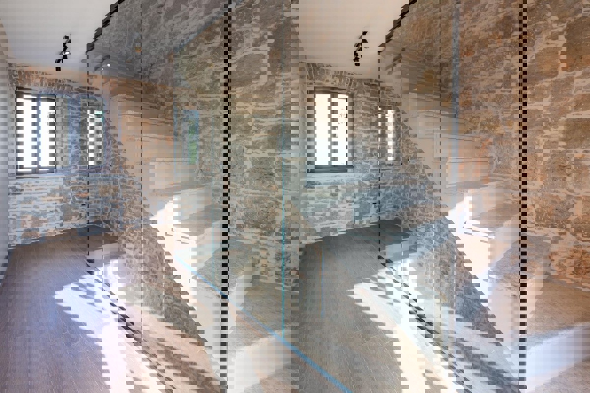 Autentica casa in pietra con piscina