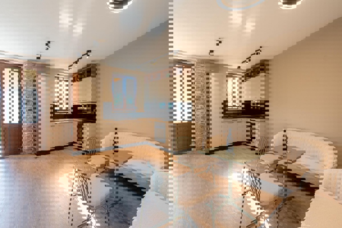 Autentica casa in pietra con piscina