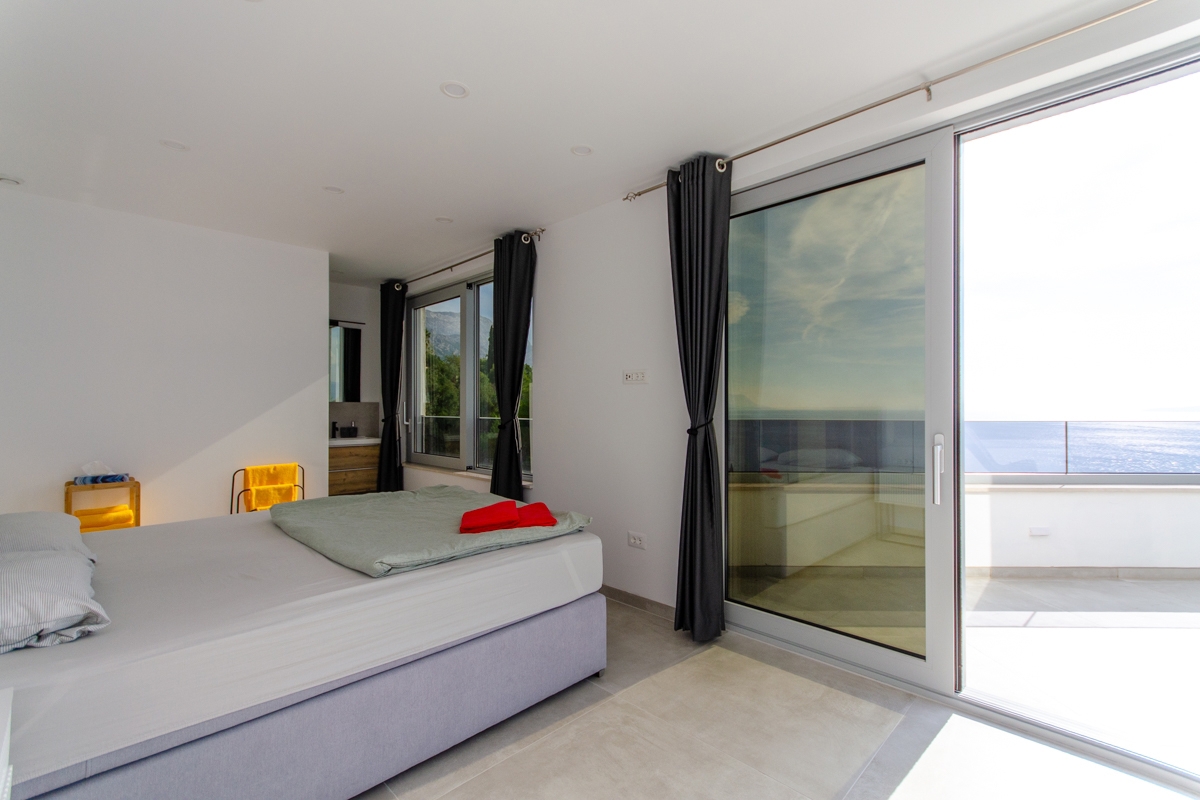 Villa dall'architettura moderna con vista panoramica e piscina a sfioro