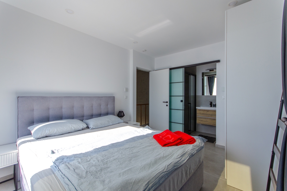 Villa dall'architettura moderna con vista panoramica e piscina a sfioro