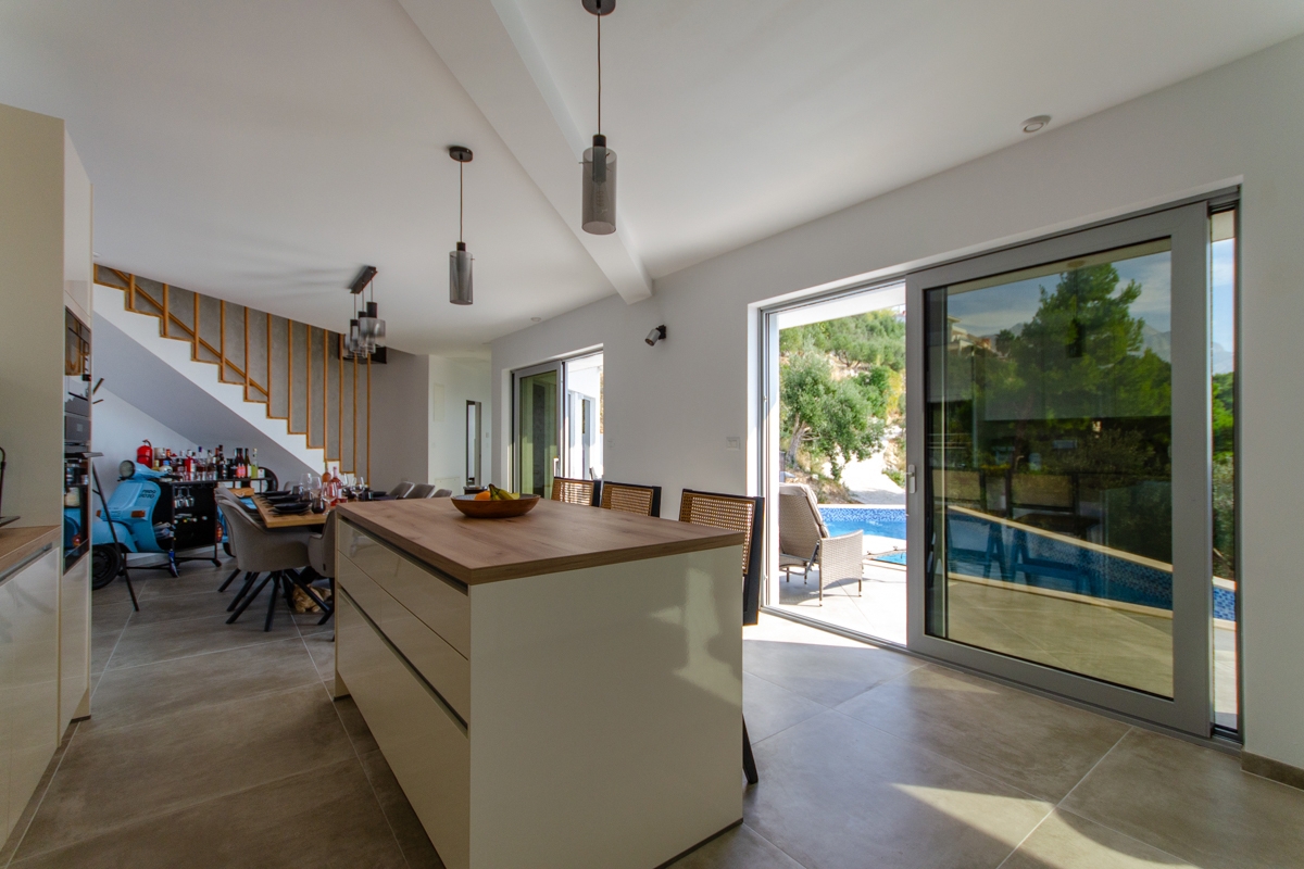 Villa dall'architettura moderna con vista panoramica e piscina a sfioro