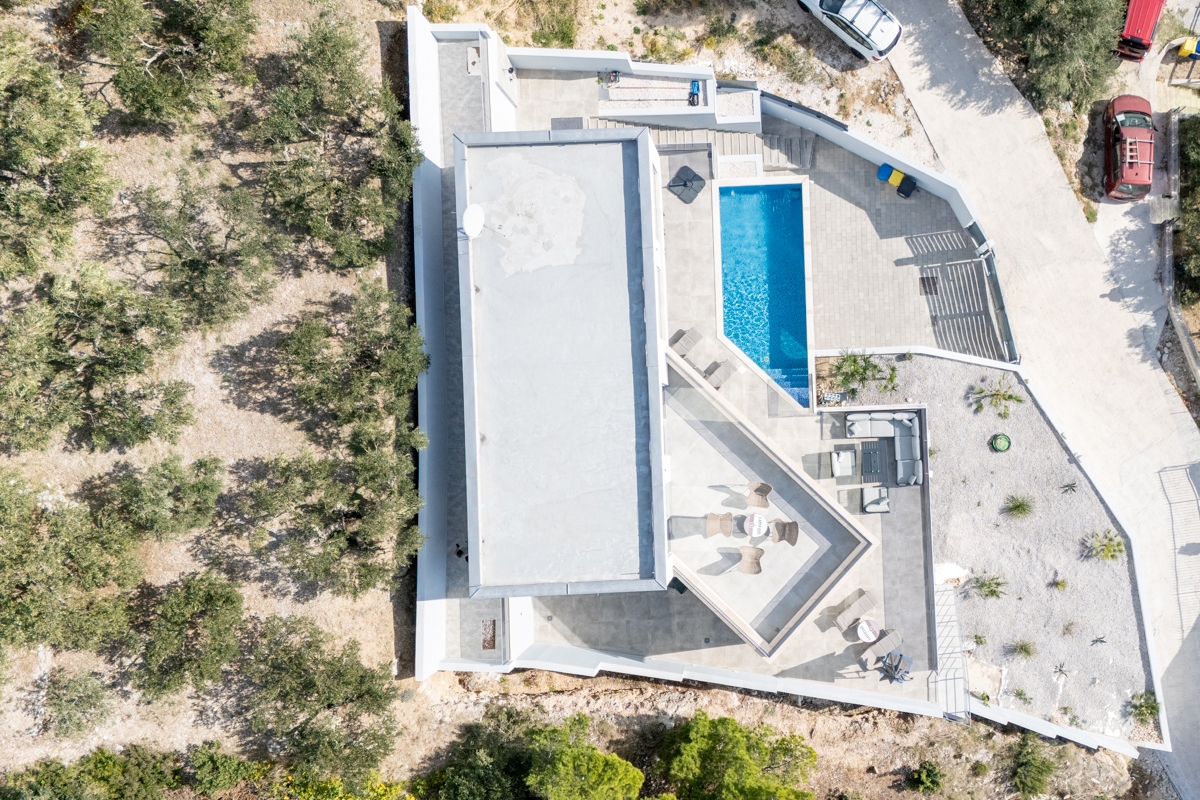 Villa dall'architettura moderna con vista panoramica e piscina a sfioro