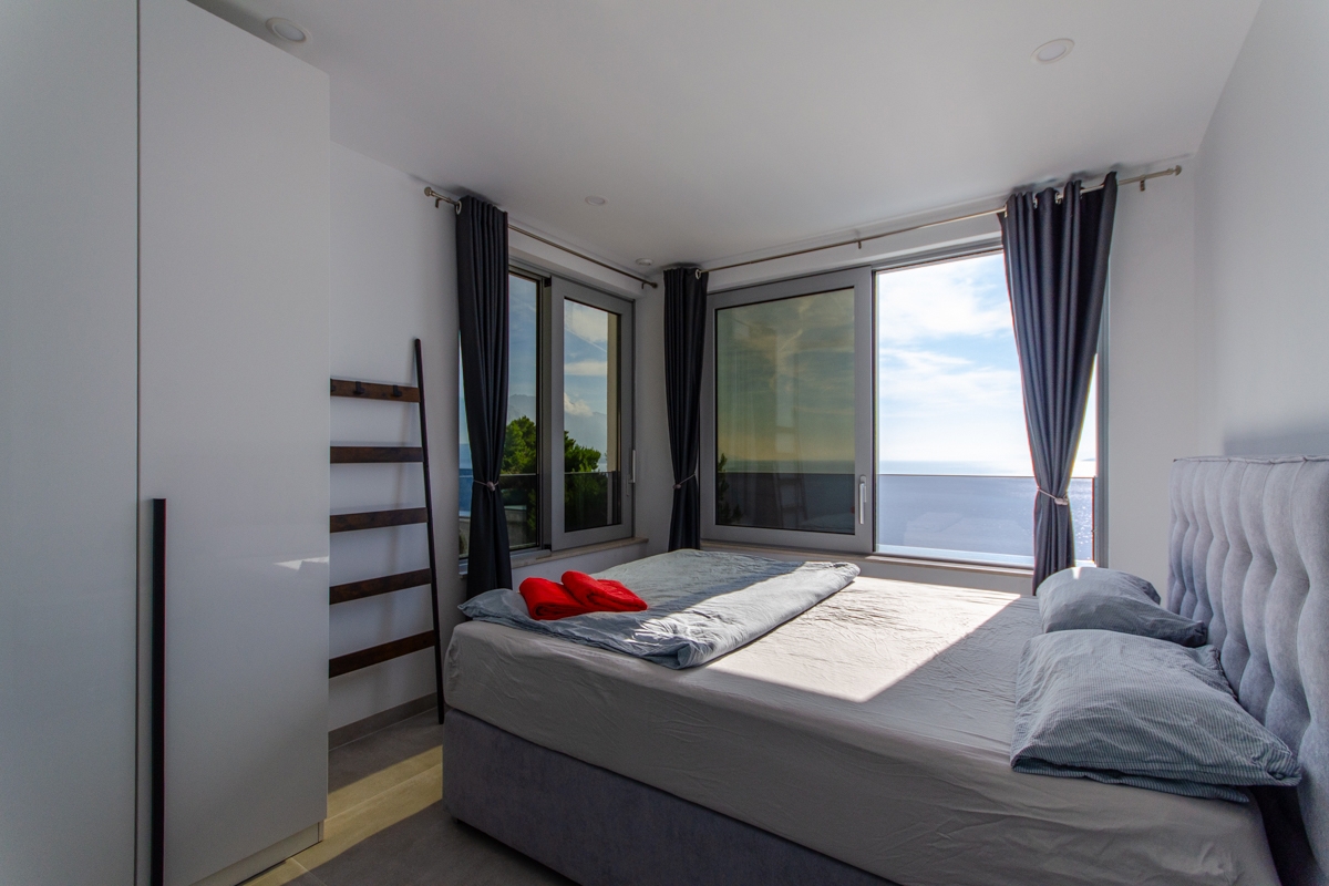 Villa dall'architettura moderna con vista panoramica e piscina a sfioro