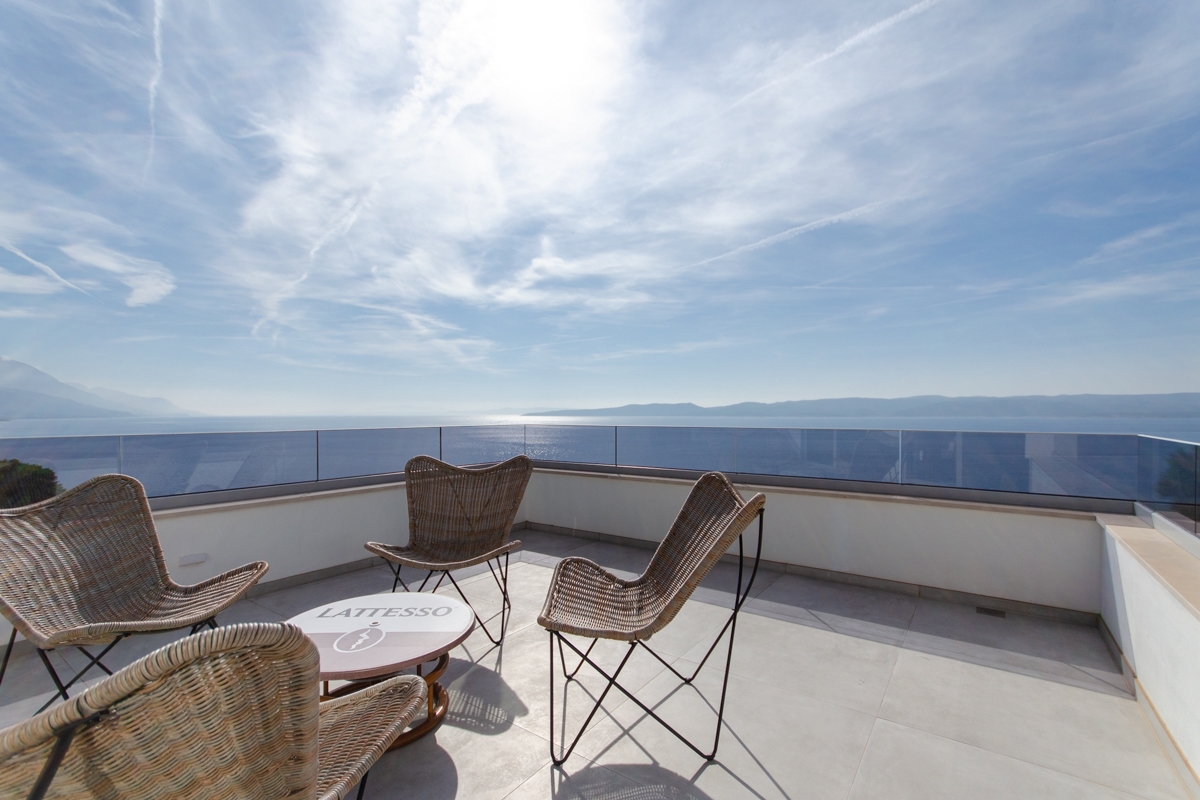 Villa dall'architettura moderna con vista panoramica e piscina a sfioro