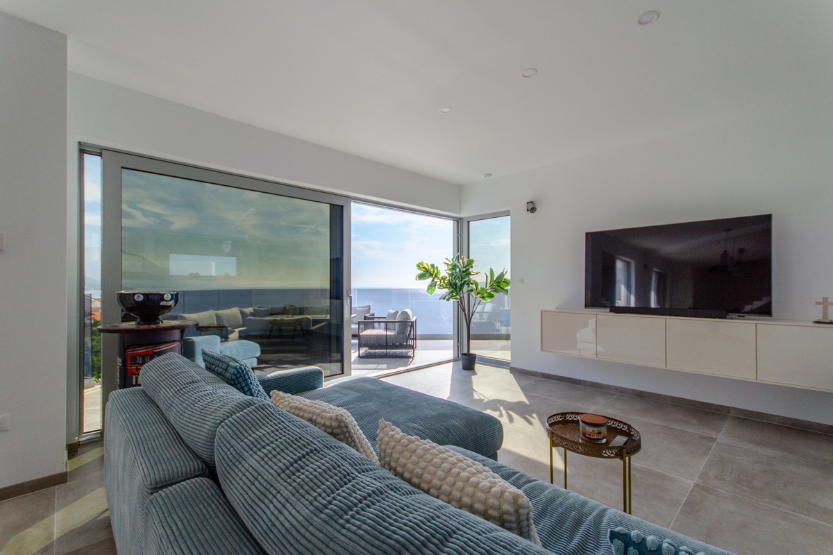 Villa dall'architettura moderna con vista panoramica e piscina a sfioro