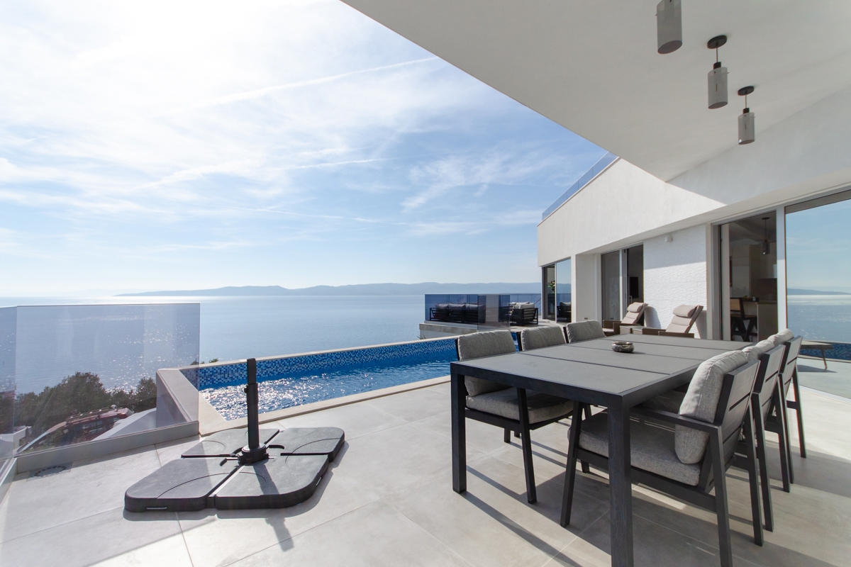 Villa dall'architettura moderna con vista panoramica e piscina a sfioro