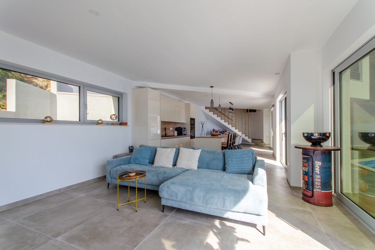 Villa dall'architettura moderna con vista panoramica e piscina a sfioro