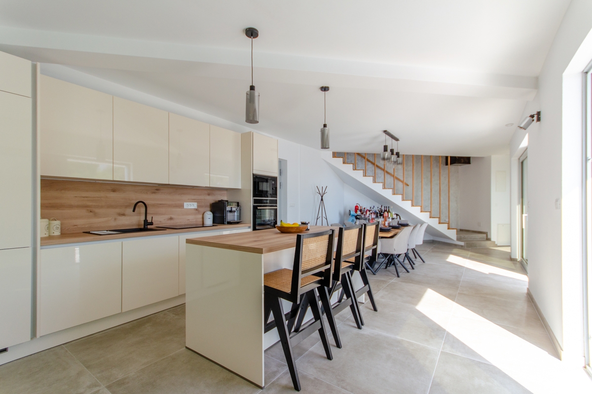 Villa dall'architettura moderna con vista panoramica e piscina a sfioro