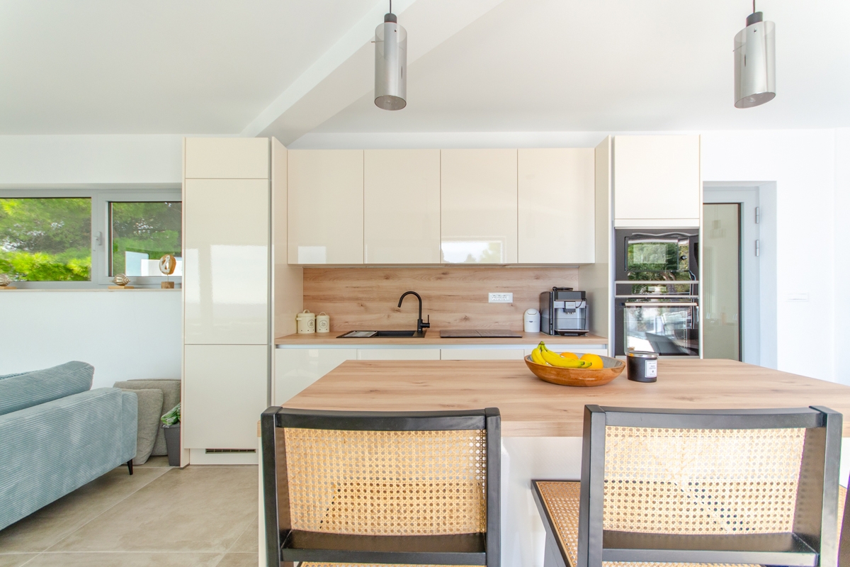 Villa dall'architettura moderna con vista panoramica e piscina a sfioro