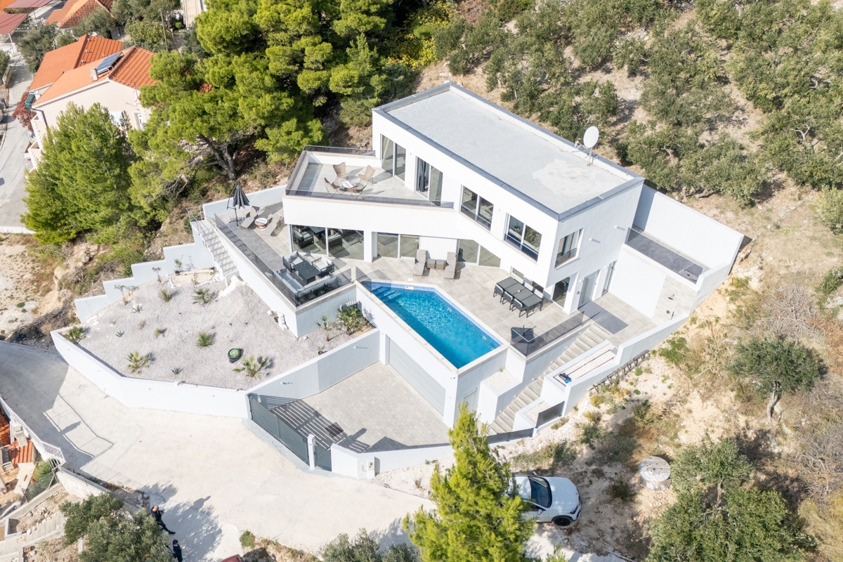Villa dall'architettura moderna con vista panoramica e piscina a sfioro