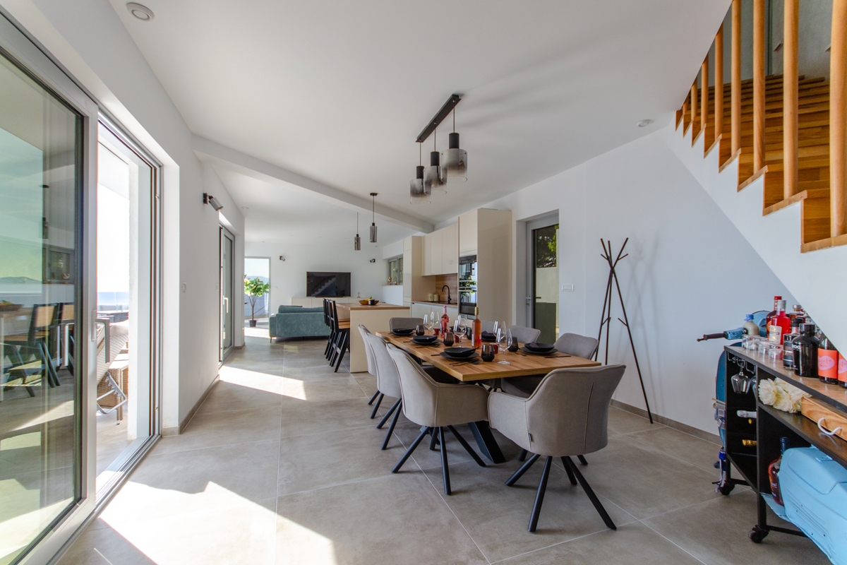 Villa dall'architettura moderna con vista panoramica e piscina a sfioro