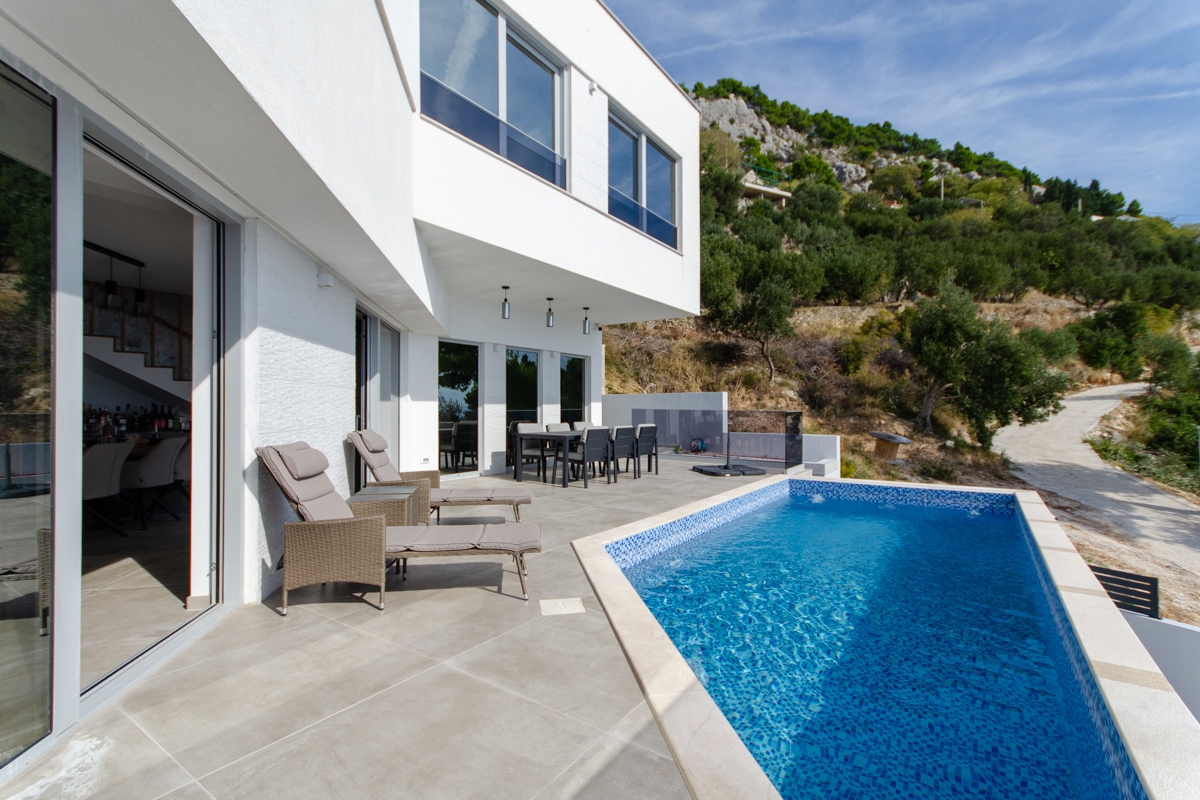 Villa dall'architettura moderna con vista panoramica e piscina a sfioro