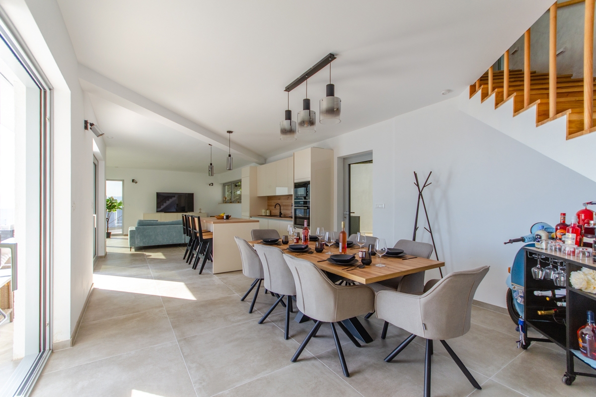 Villa dall'architettura moderna con vista panoramica e piscina a sfioro