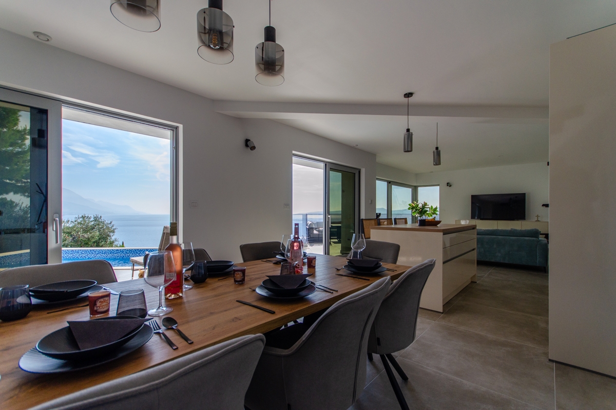 Villa dall'architettura moderna con vista panoramica e piscina a sfioro