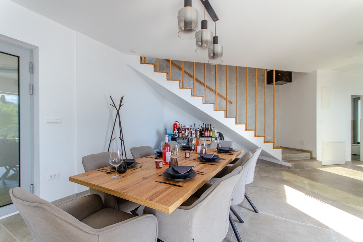 Villa dall'architettura moderna con vista panoramica e piscina a sfioro