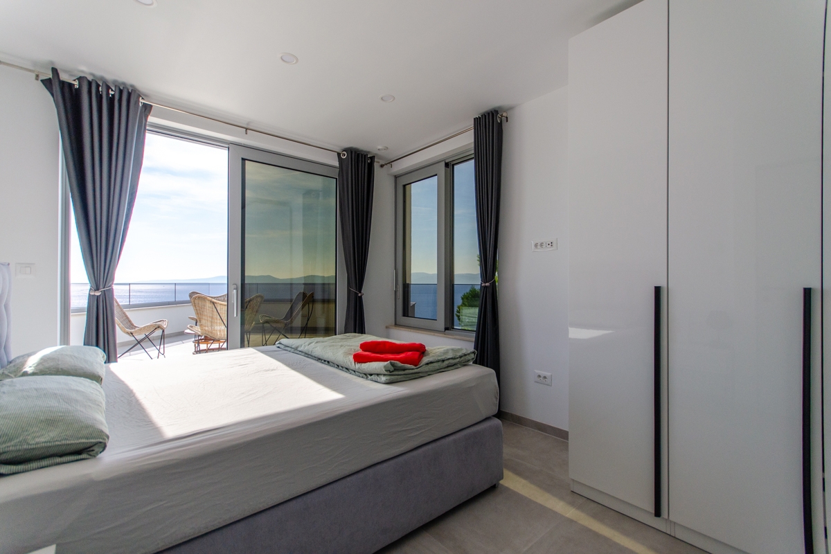 Villa dall'architettura moderna con vista panoramica e piscina a sfioro