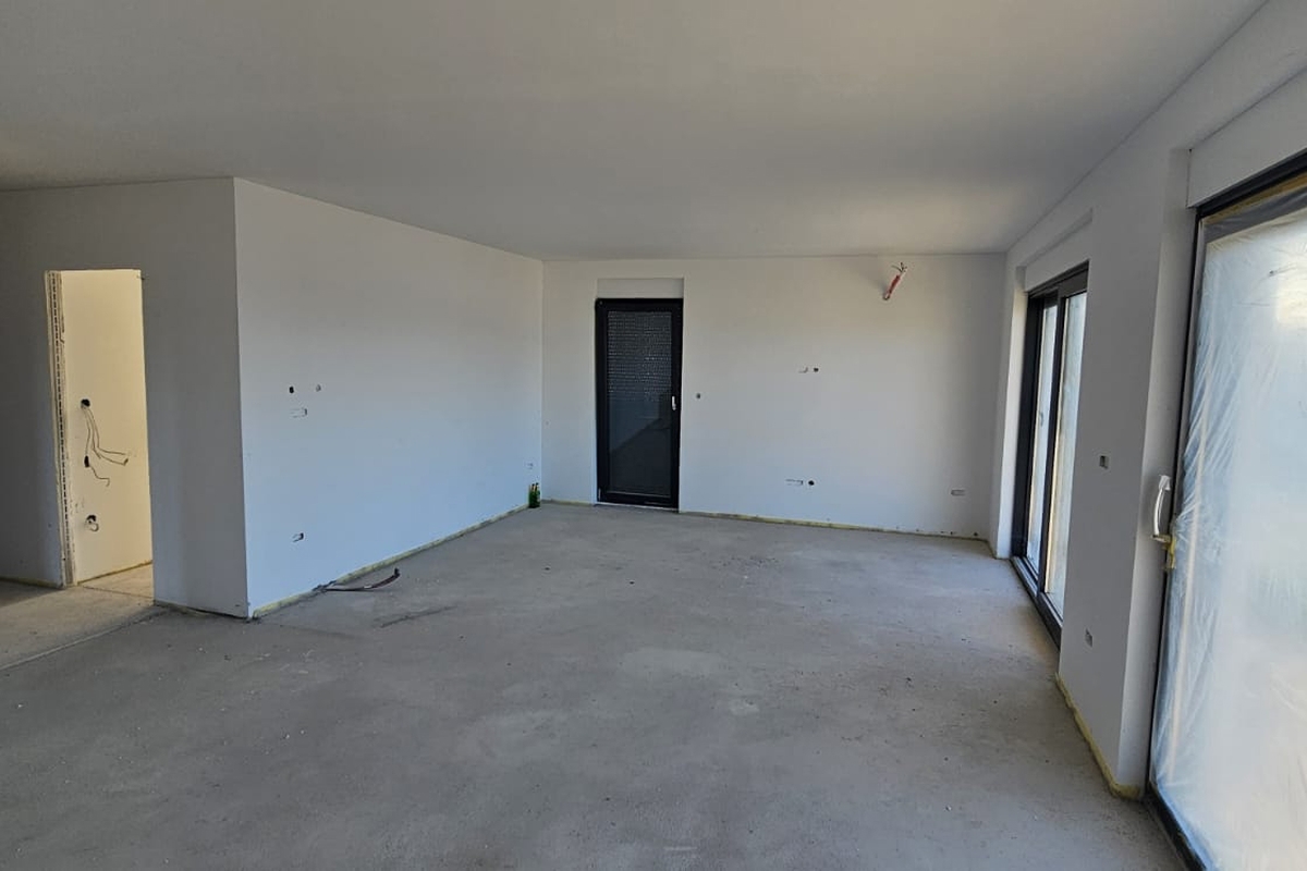 Casa a due piani con vista mare, in ottime condizioni di grezzo