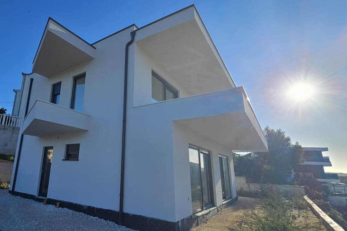 Casa a due piani con vista mare, in ottime condizioni di grezzo