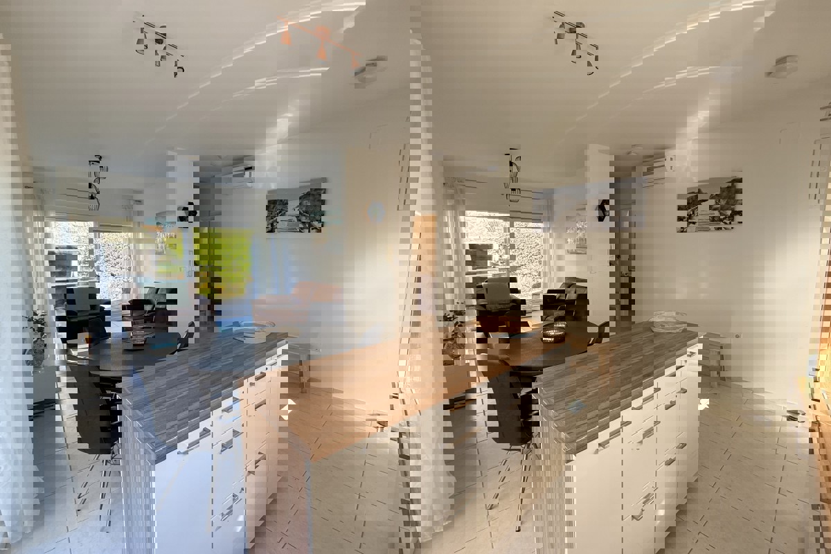 Moderna proprietà in prima fila sul mare