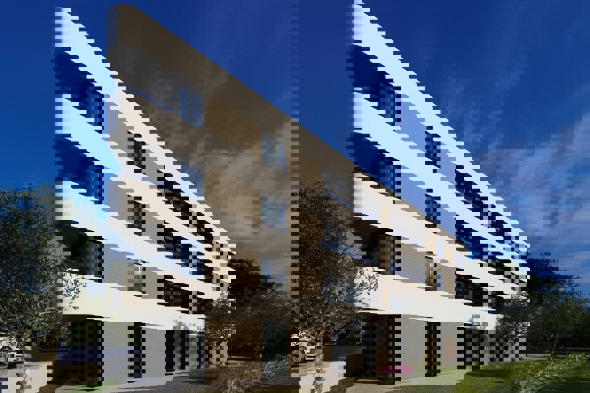 Ampio appartamento moderno con terrazza e vista mare in un nuovo edificio