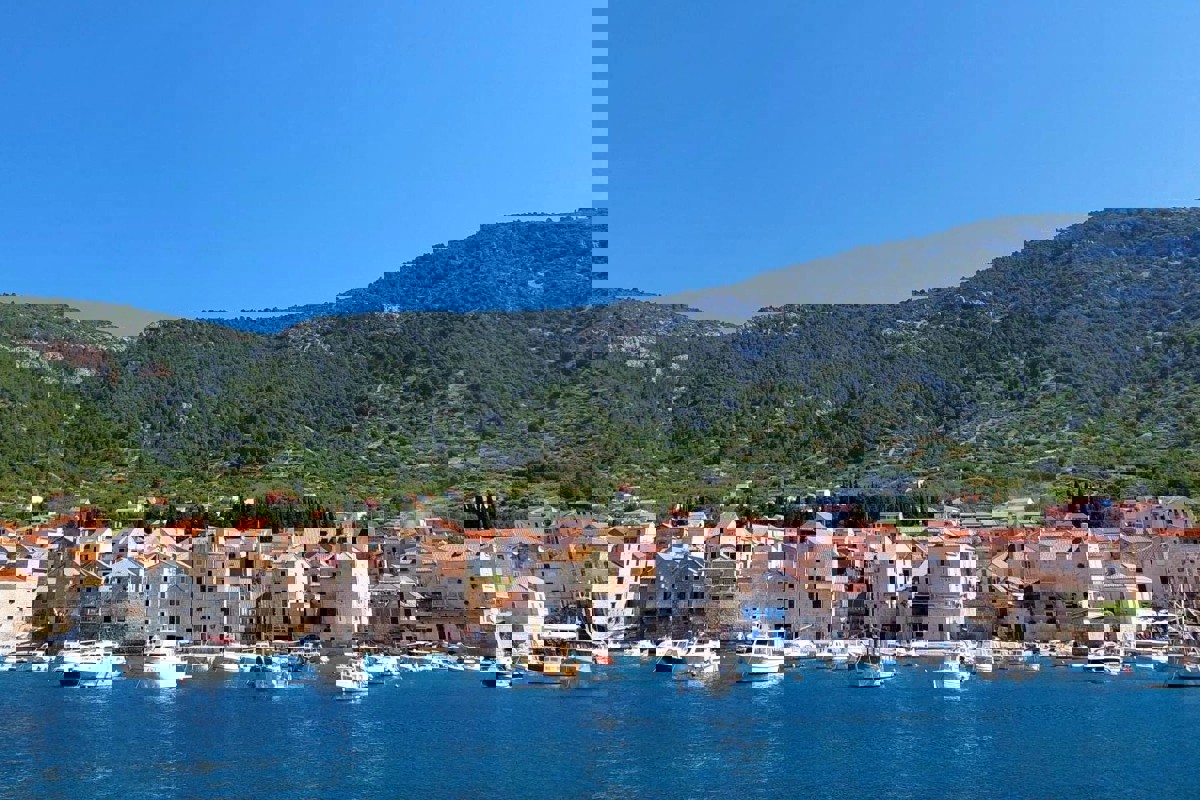 Nuova costruzione a Komiža - appartamento con vista mare e parcheggio