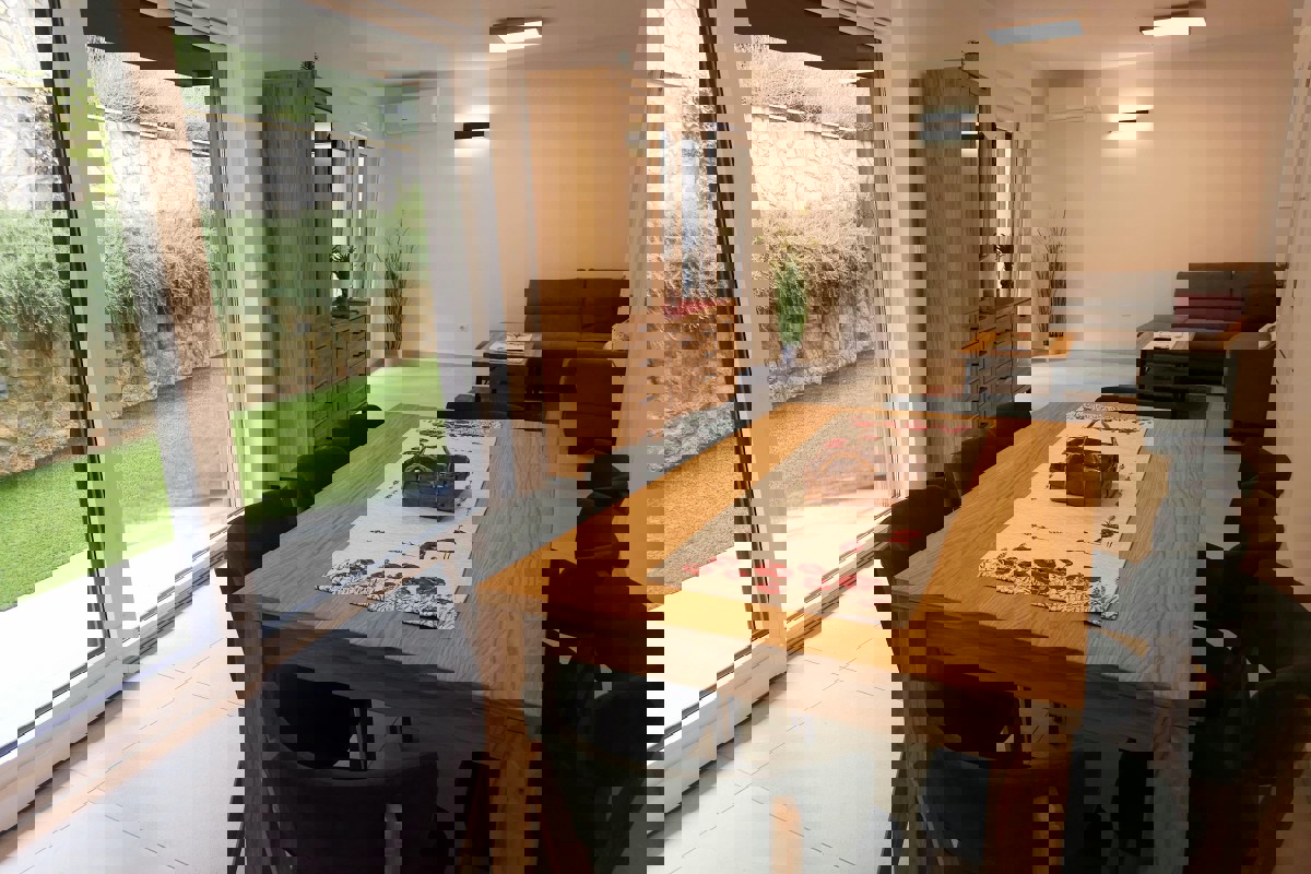 Moderna casa bifamiliare nel centro di Malinska