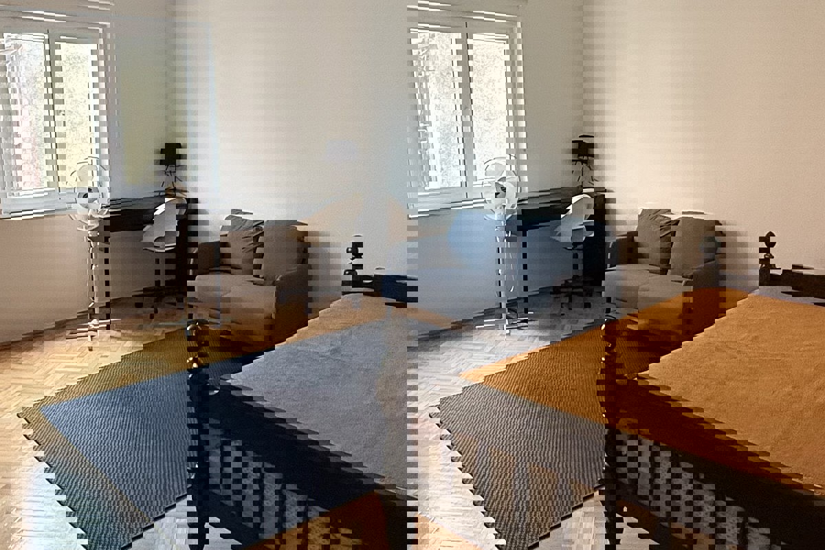 Casa bifamiliare con tre unità abitative in posizione tranquilla