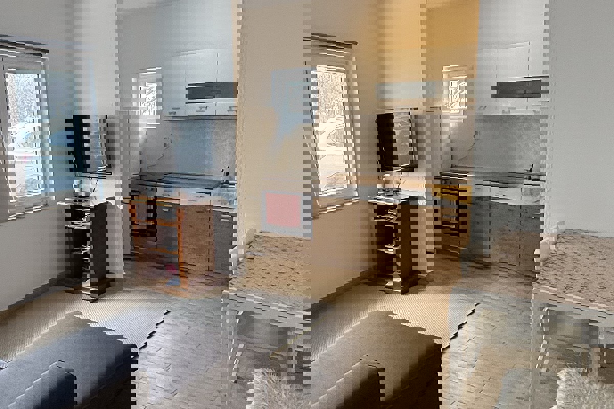 Casa bifamiliare con tre unità abitative in posizione tranquilla