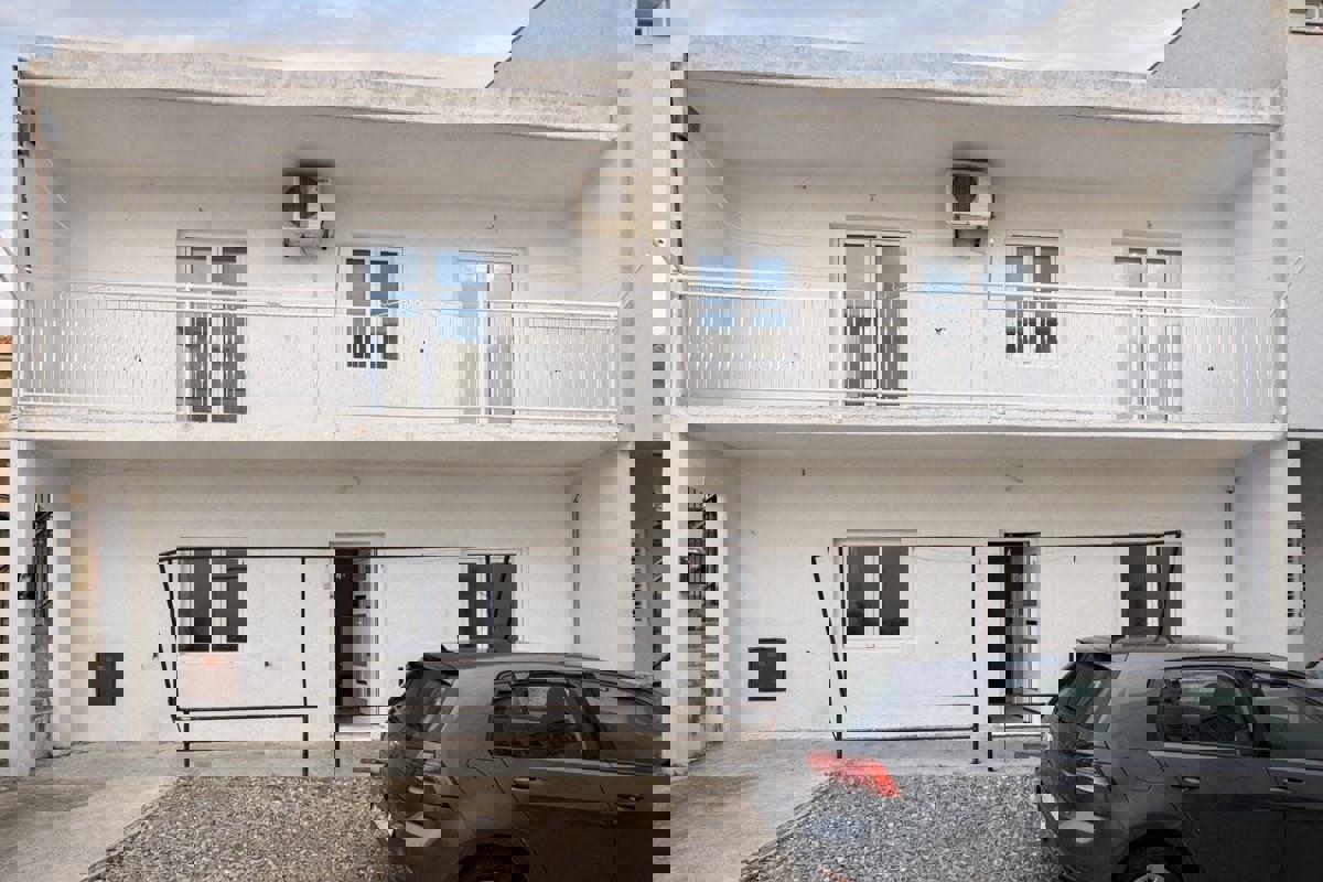 Casa bifamiliare con tre unità abitative in posizione tranquilla