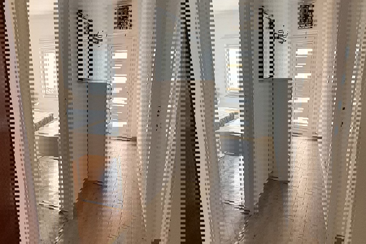 Casa bifamiliare con tre unità abitative in posizione tranquilla