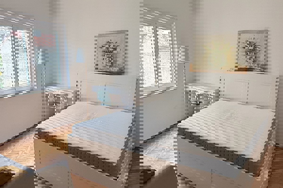 Casa bifamiliare con tre unità abitative in posizione tranquilla