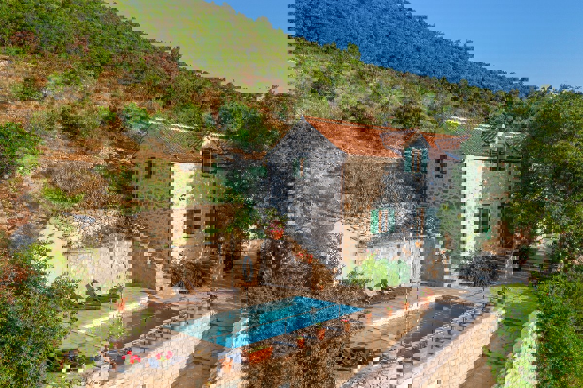 Autentica villa in pietra con vista mare